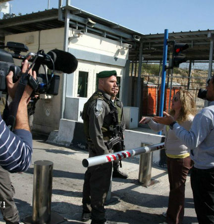 Ilam demands that the Israeli Security Minister Facilitate the Movement of Palestinian Journalists