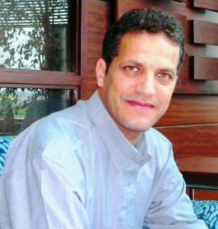 سابقة خطيرة: إقالة الصحافي ياسر العقبي بسبب مقال نشره خلال العدوان على غزة